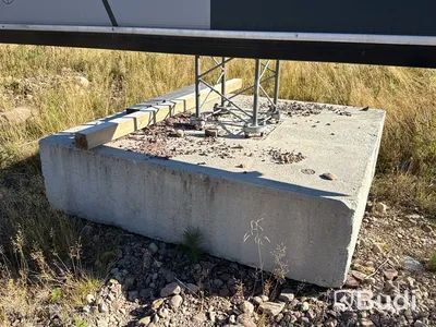 3 st skyltar med betongfundament