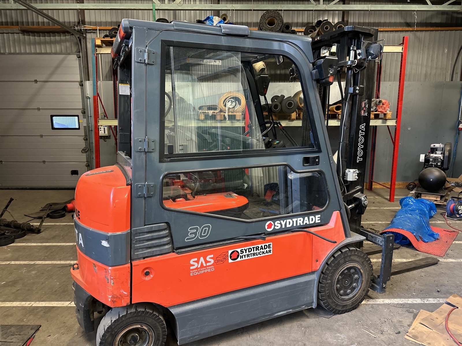 Gaffeltruck Toyota 7FBMF30, 80V, 2010 trasig bakruta, batteriet urladdat vid ankomst.