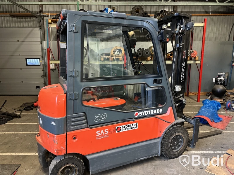 Gaffeltruck Toyota 7FBMF30, 80V, 2010 trasig bakruta, batteriet urladdat vid ankomst.
