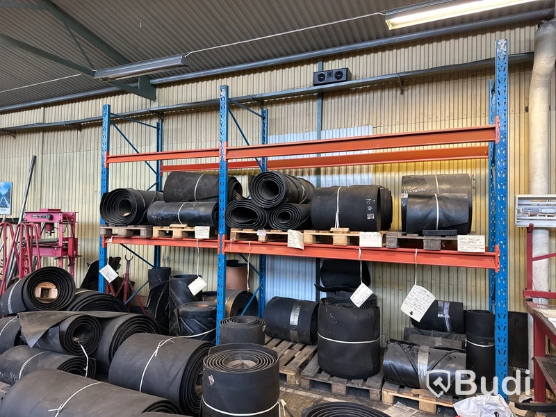 Allt gummi, transportband ”stuvbitar” i verkstaden.