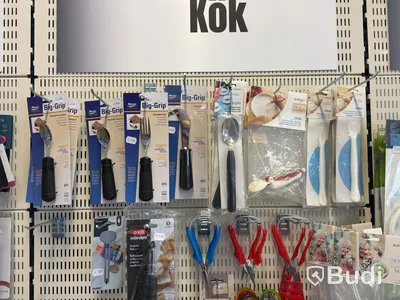 Butiksparti med diverse hjälpmedel för bl.a. äldre, samt butiksinredningen