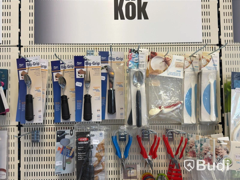 Butiksparti med diverse hjälpmedel för bl.a. äldre, samt butiksinredningen