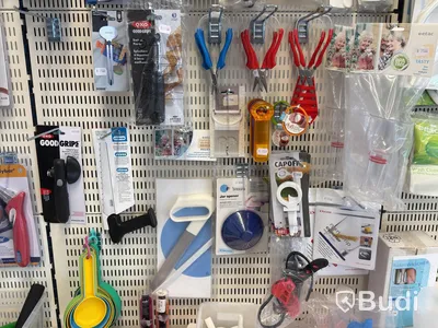 Butiksparti med diverse hjälpmedel för bl.a. äldre, samt butiksinredningen