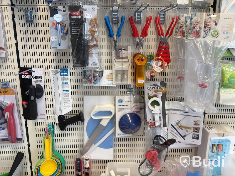Butiksparti med diverse hjälpmedel för bl.a. äldre, samt butiksinredningen