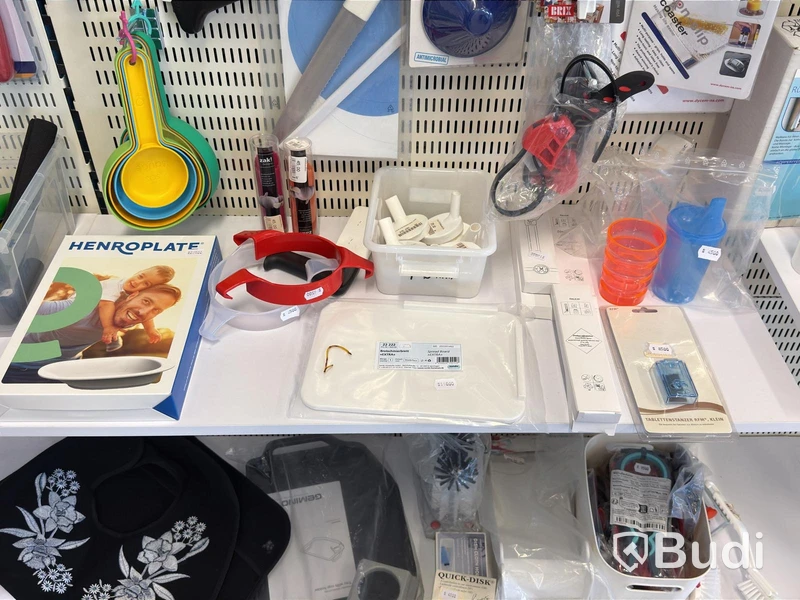 Butiksparti med diverse hjälpmedel för bl.a. äldre, samt butiksinredningen