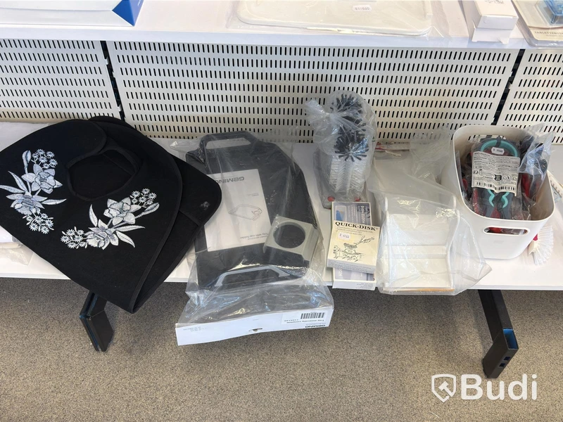 Butiksparti med diverse hjälpmedel för bl.a. äldre, samt butiksinredningen