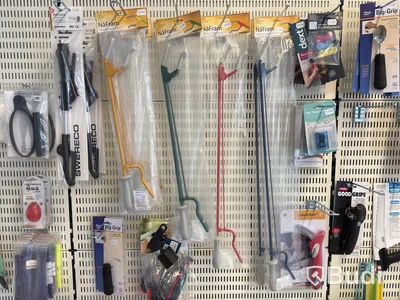 Butiksparti med diverse hjälpmedel för bl.a. äldre, samt butiksinredningen
