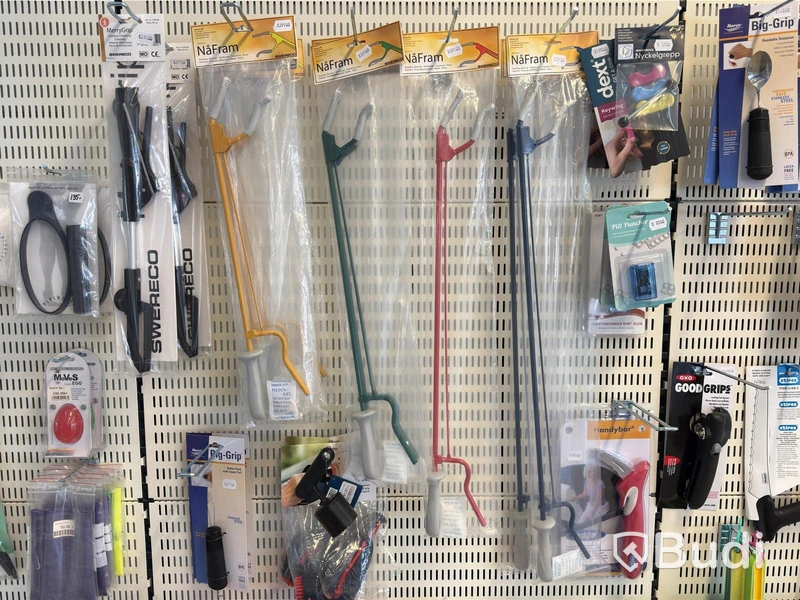 Butiksparti med diverse hjälpmedel för bl.a. äldre, samt butiksinredningen