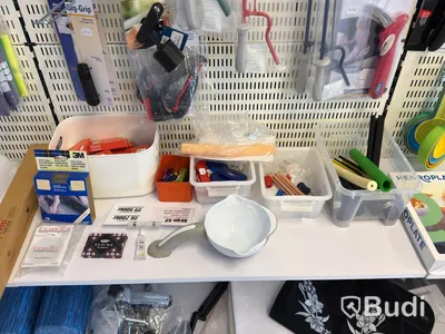 Butiksparti med diverse hjälpmedel för bl.a. äldre, samt butiksinredningen