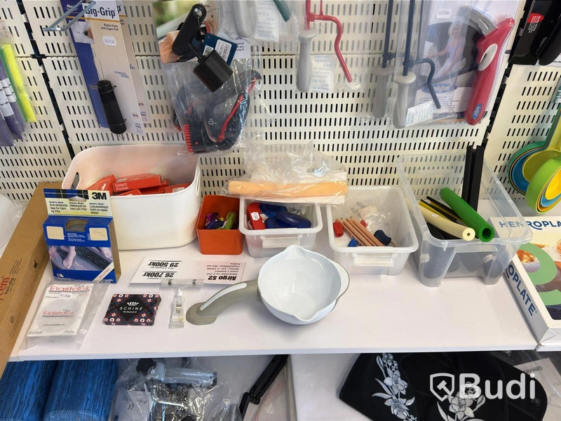 Butiksparti med diverse hjälpmedel för bl.a. äldre, samt butiksinredningen