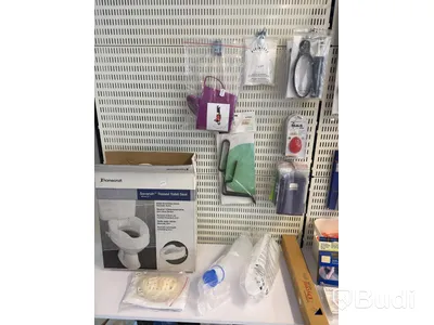 Butiksparti med diverse hjälpmedel för bl.a. äldre, samt butiksinredningen
