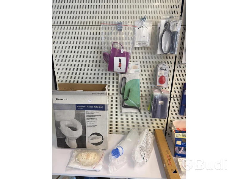 Butiksparti med diverse hjälpmedel för bl.a. äldre, samt butiksinredningen