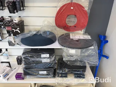 Butiksparti med diverse hjälpmedel för bl.a. äldre, samt butiksinredningen