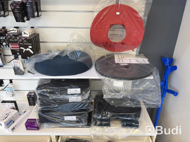 Butiksparti med diverse hjälpmedel för bl.a. äldre, samt butiksinredningen