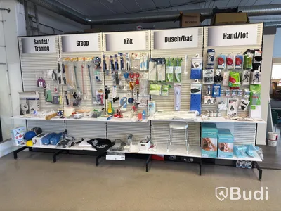 Butiksparti med diverse hjälpmedel för bl.a. äldre, samt butiksinredningen