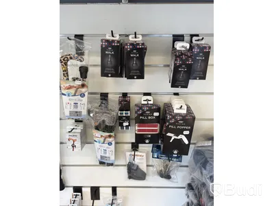 Butiksparti med diverse hjälpmedel för bl.a. äldre, samt butiksinredningen