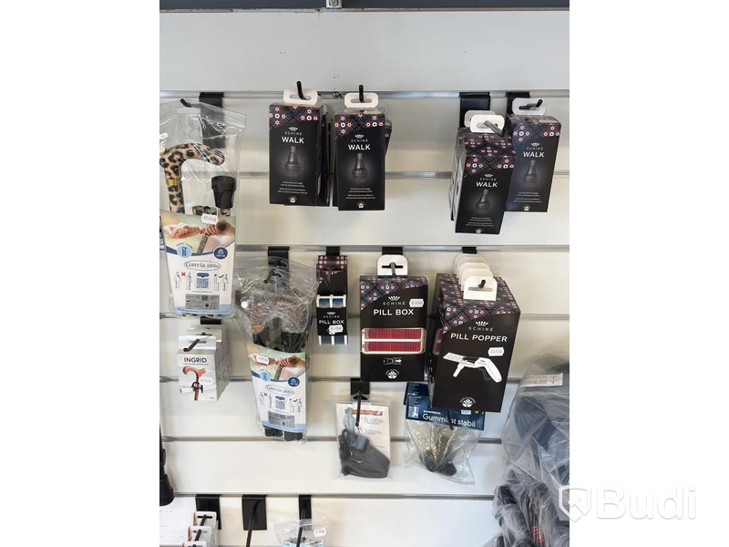 Butiksparti med diverse hjälpmedel för bl.a. äldre, samt butiksinredningen