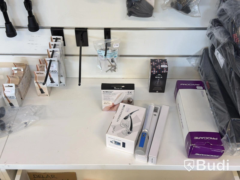 Butiksparti med diverse hjälpmedel för bl.a. äldre, samt butiksinredningen
