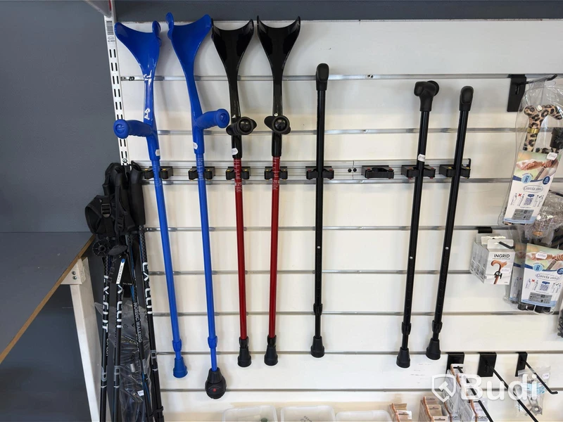 Butiksparti med diverse hjälpmedel för bl.a. äldre, samt butiksinredningen