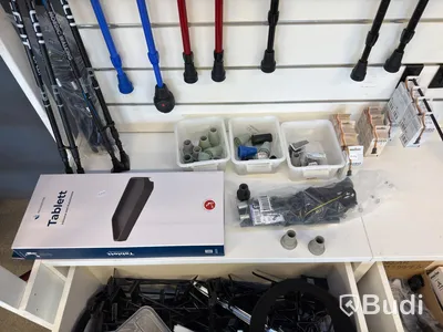 Butiksparti med diverse hjälpmedel för bl.a. äldre, samt butiksinredningen
