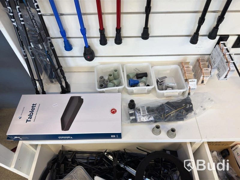 Butiksparti med diverse hjälpmedel för bl.a. äldre, samt butiksinredningen