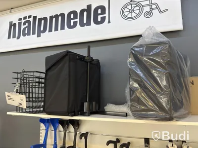 Butiksparti med diverse hjälpmedel för bl.a. äldre, samt butiksinredningen