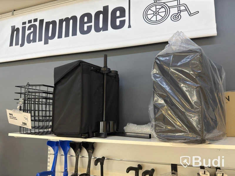 Butiksparti med diverse hjälpmedel för bl.a. äldre, samt butiksinredningen