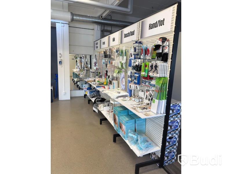 Butiksparti med diverse hjälpmedel för bl.a. äldre, samt butiksinredningen