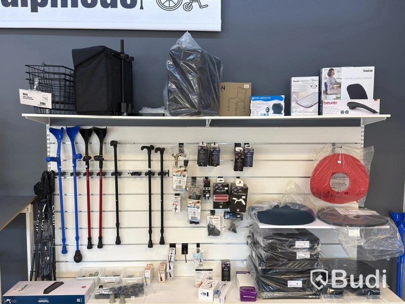 Butiksparti med diverse hjälpmedel för bl.a. äldre, samt butiksinredningen
