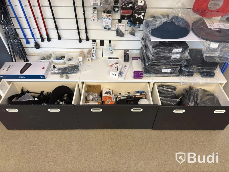 Butiksparti med diverse hjälpmedel för bl.a. äldre, samt butiksinredningen