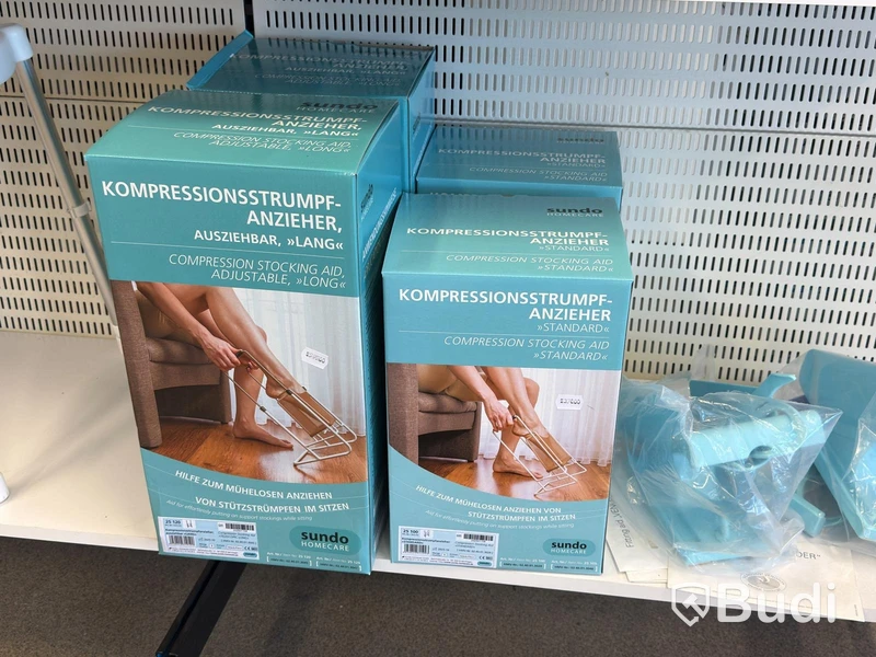Butiksparti med diverse hjälpmedel för bl.a. äldre, samt butiksinredningen