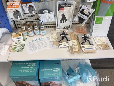 Butiksparti med diverse hjälpmedel för bl.a. äldre, samt butiksinredningen