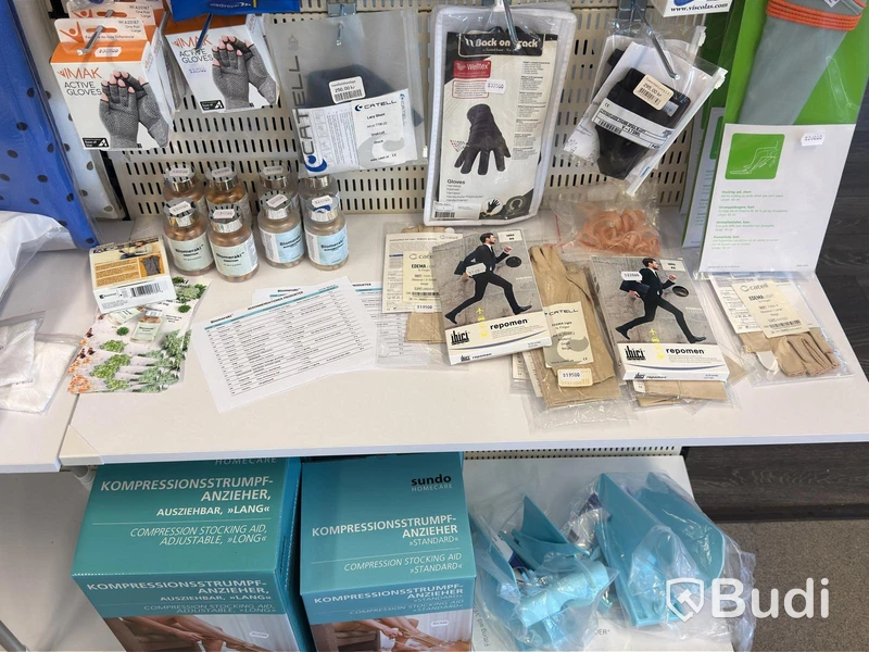 Butiksparti med diverse hjälpmedel för bl.a. äldre, samt butiksinredningen