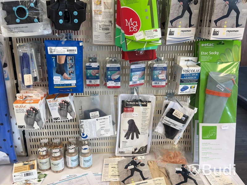 Butiksparti med diverse hjälpmedel för bl.a. äldre, samt butiksinredningen