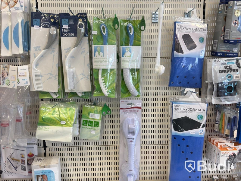 Butiksparti med diverse hjälpmedel för bl.a. äldre, samt butiksinredningen