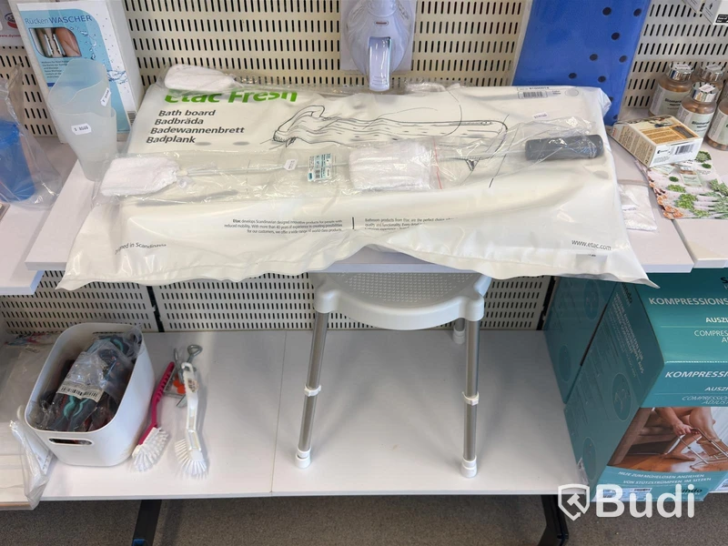 Butiksparti med diverse hjälpmedel för bl.a. äldre, samt butiksinredningen