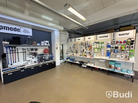 Butiksparti med diverse hjälpmedel för bl.a. äldre, samt butiksinredningen