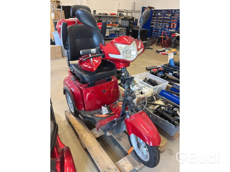 Parti diverse reservdelar för bl.a. promenadscooters, moped och ATV