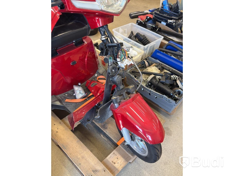Parti diverse reservdelar för bl.a. promenadscooters, moped och ATV