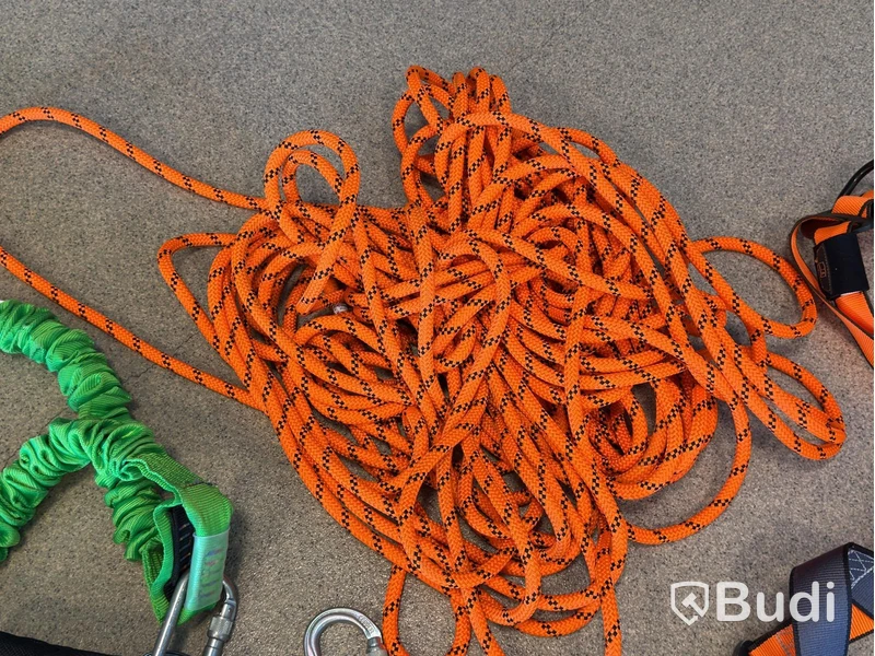 Fallskyddssele Petzl Newton samt blandade delar
