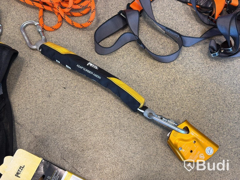 Fallskyddssele Petzl Newton samt blandade delar