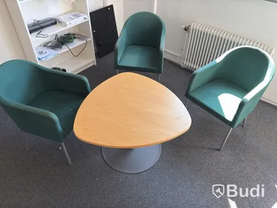 Receptionsdisk med skrivbord samt dokumentskåp och bord med 3 fåtöljer
