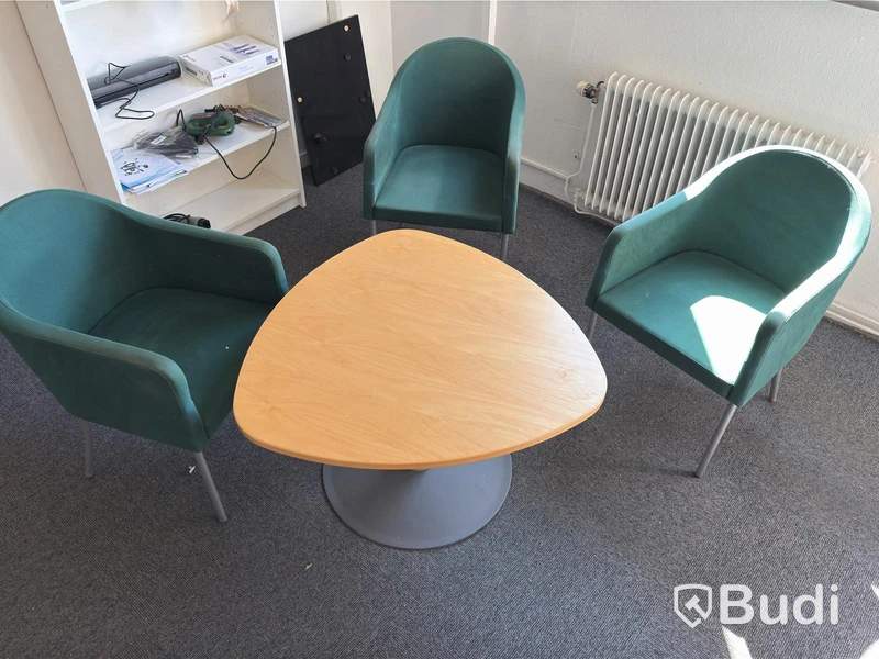 Receptionsdisk med skrivbord samt dokumentskåp och bord med 3 fåtöljer