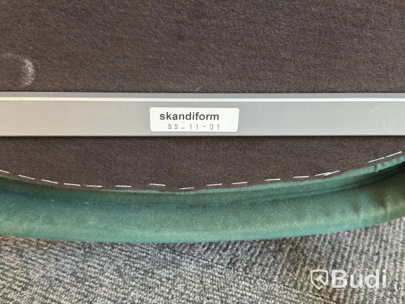 Receptionsdisk med skrivbord samt dokumentskåp och bord med 3 fåtöljer