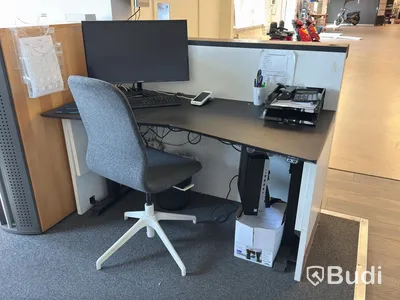 Receptionsdisk med skrivbord samt dokumentskåp och bord med 3 fåtöljer