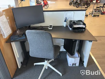 Receptionsdisk med skrivbord samt dokumentskåp och bord med 3 fåtöljer