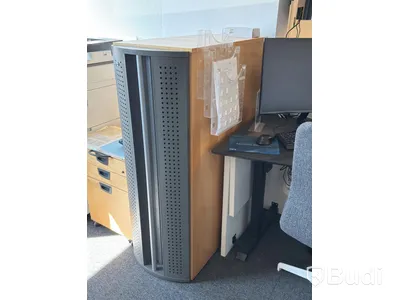 Receptionsdisk med skrivbord samt dokumentskåp och bord med 3 fåtöljer