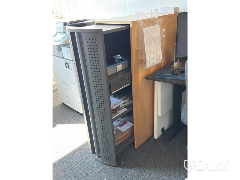 Receptionsdisk med skrivbord samt dokumentskåp och bord med 3 fåtöljer