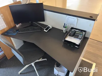 Receptionsdisk med skrivbord samt dokumentskåp och bord med 3 fåtöljer