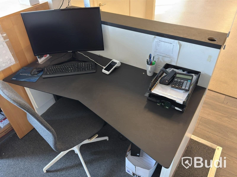 Receptionsdisk med skrivbord samt dokumentskåp och bord med 3 fåtöljer